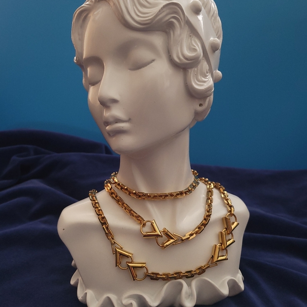 LOUIS VUITTON elegant Gold Tone Necklace Authentic LV